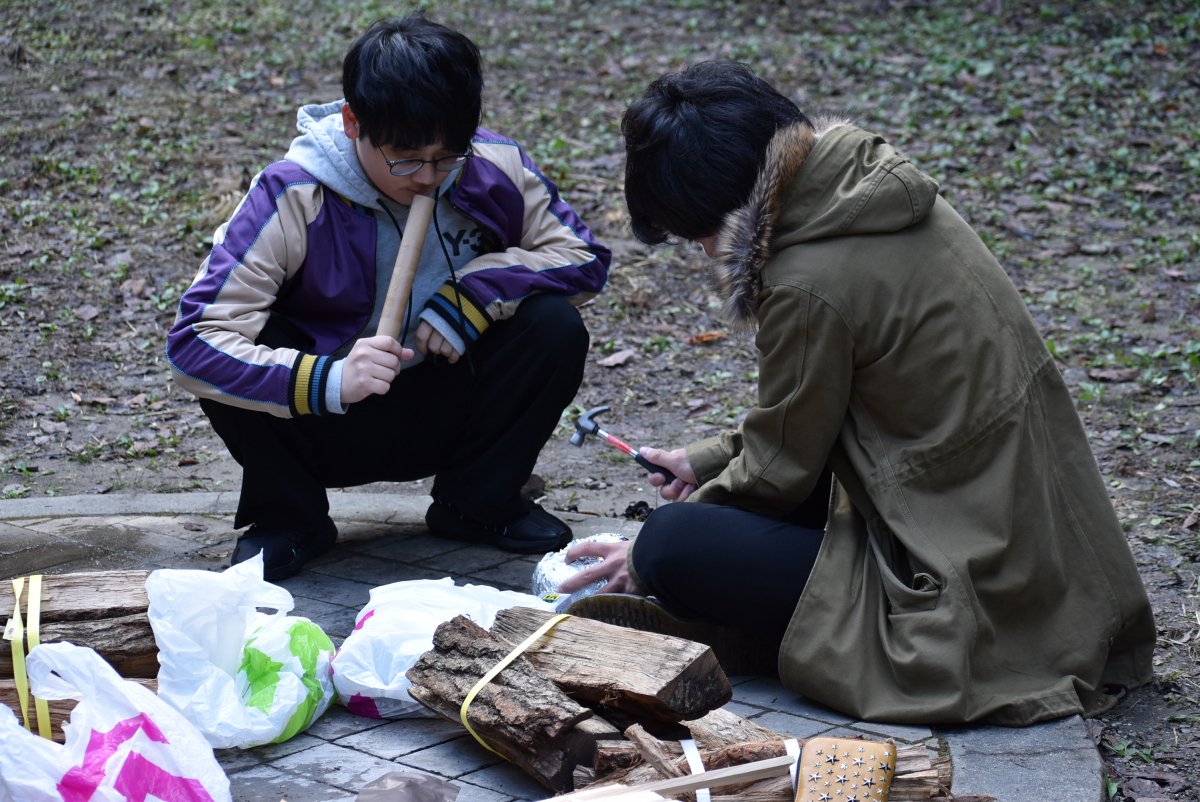 肌寒い山奥で工作を楽しむ。