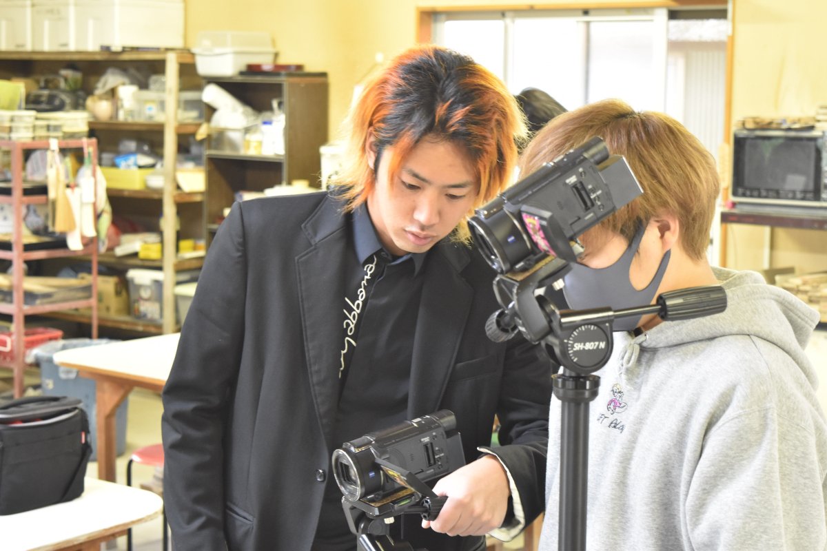 東海オンエアの インタビュー受けてる時の手元は陶芸 動画を支援しました 新着情報 岡崎フィルムコミッション