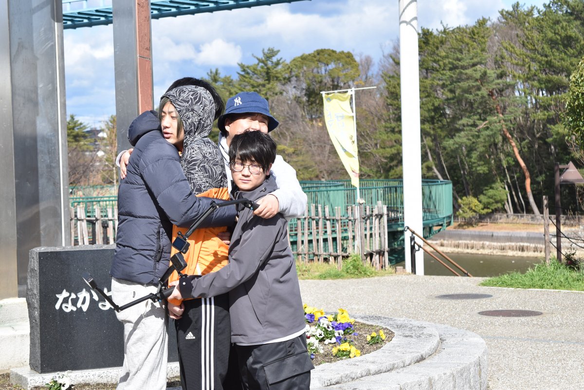 集まって暖をとる4人。