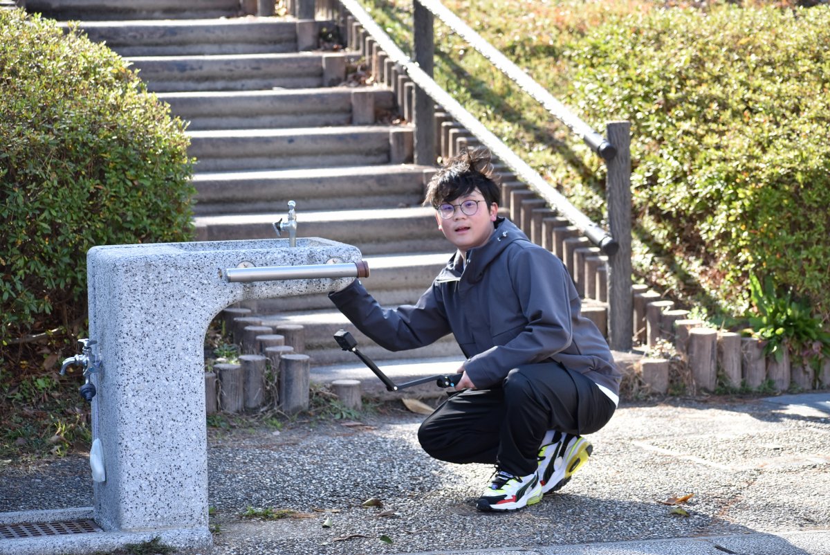 カメラに気付く。