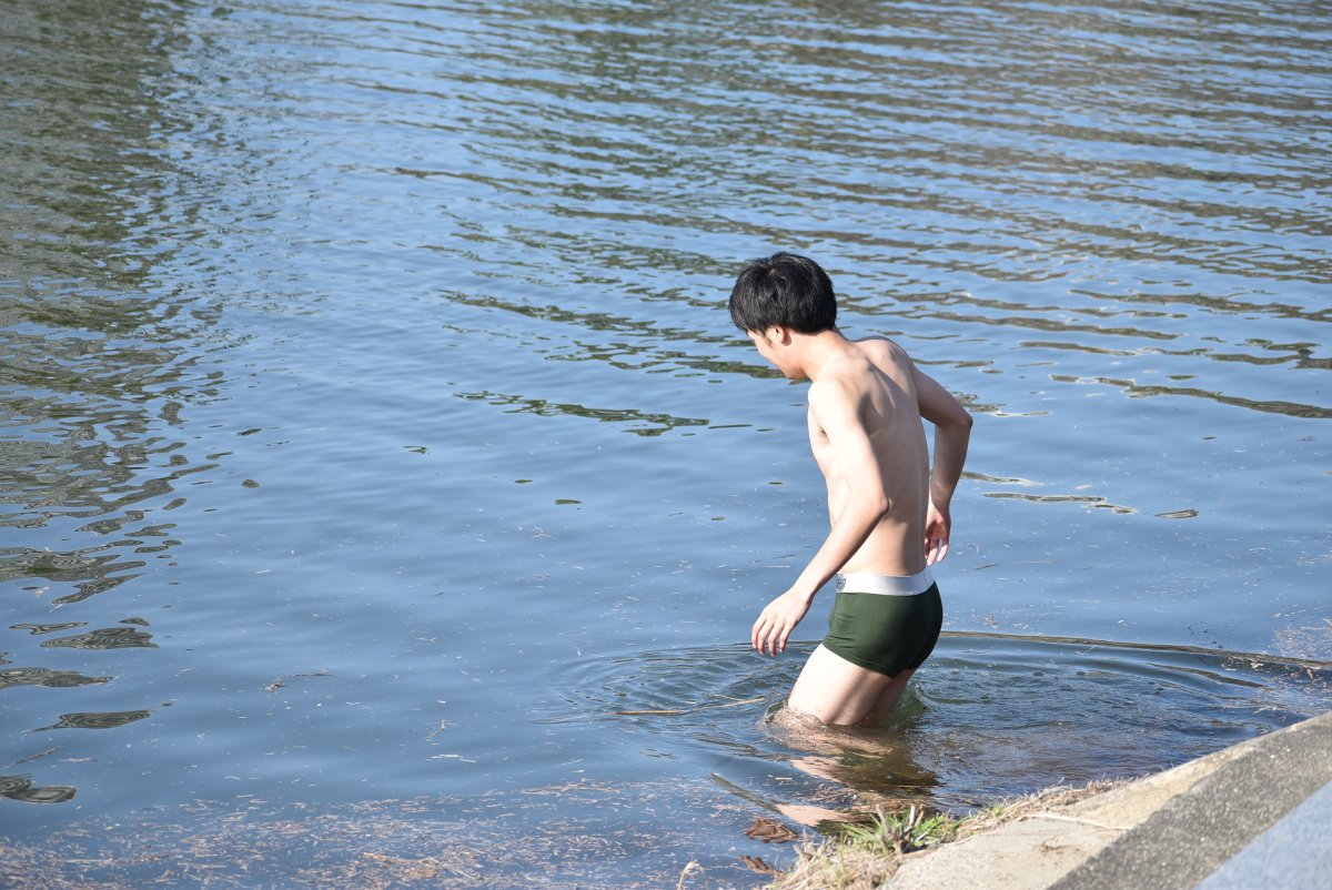 入水。