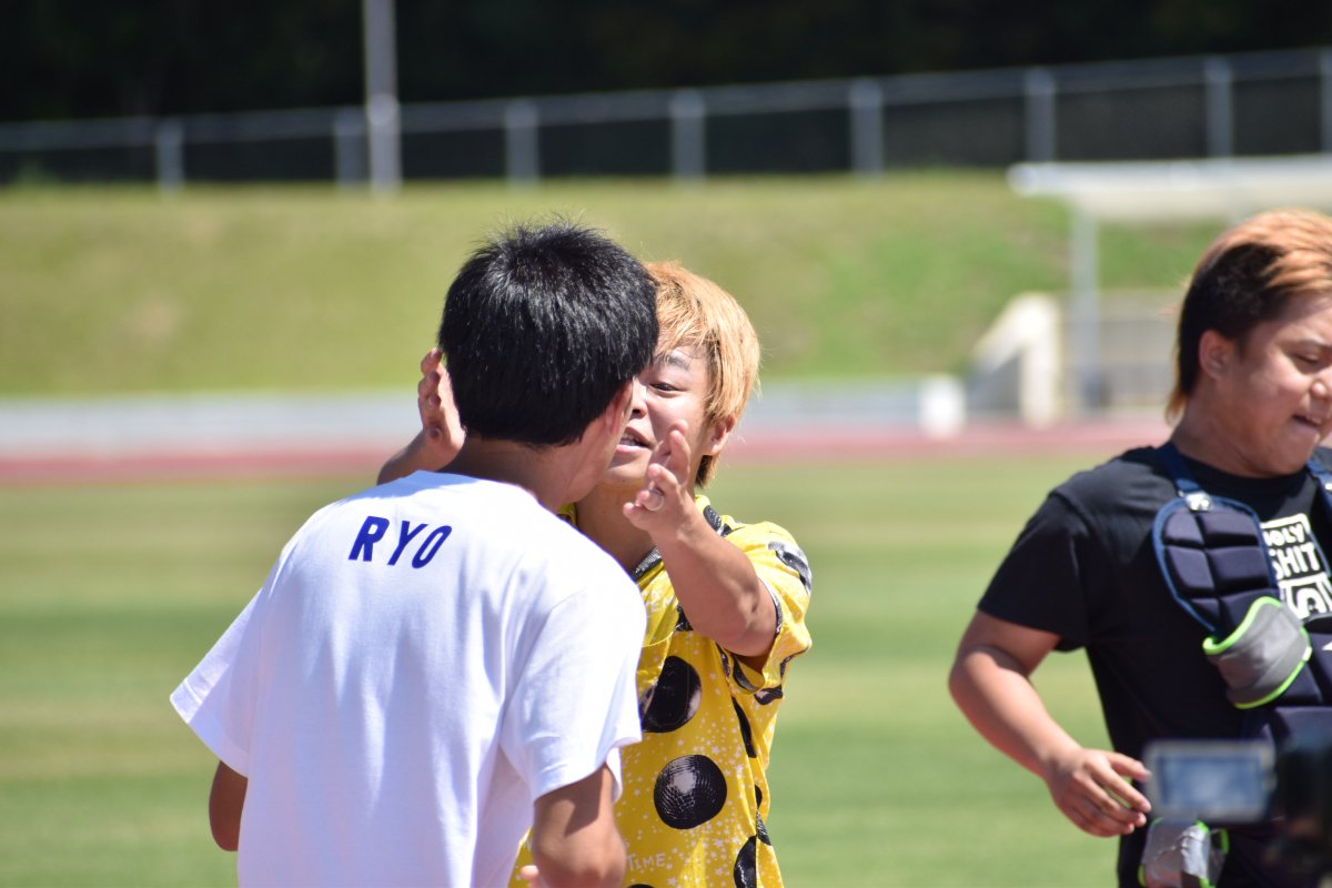 無情にも迫るしばゆーの顔。