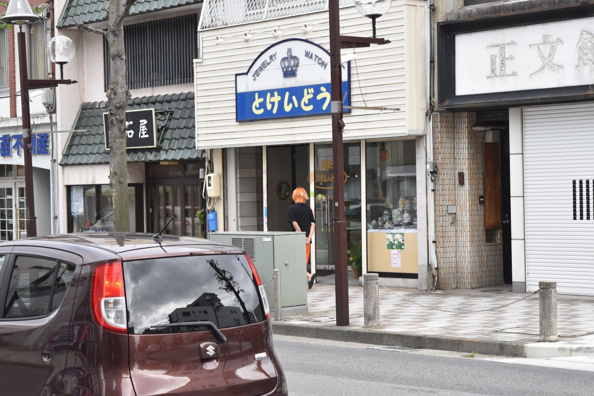 待ち時間にフラフラと時計屋へ。
