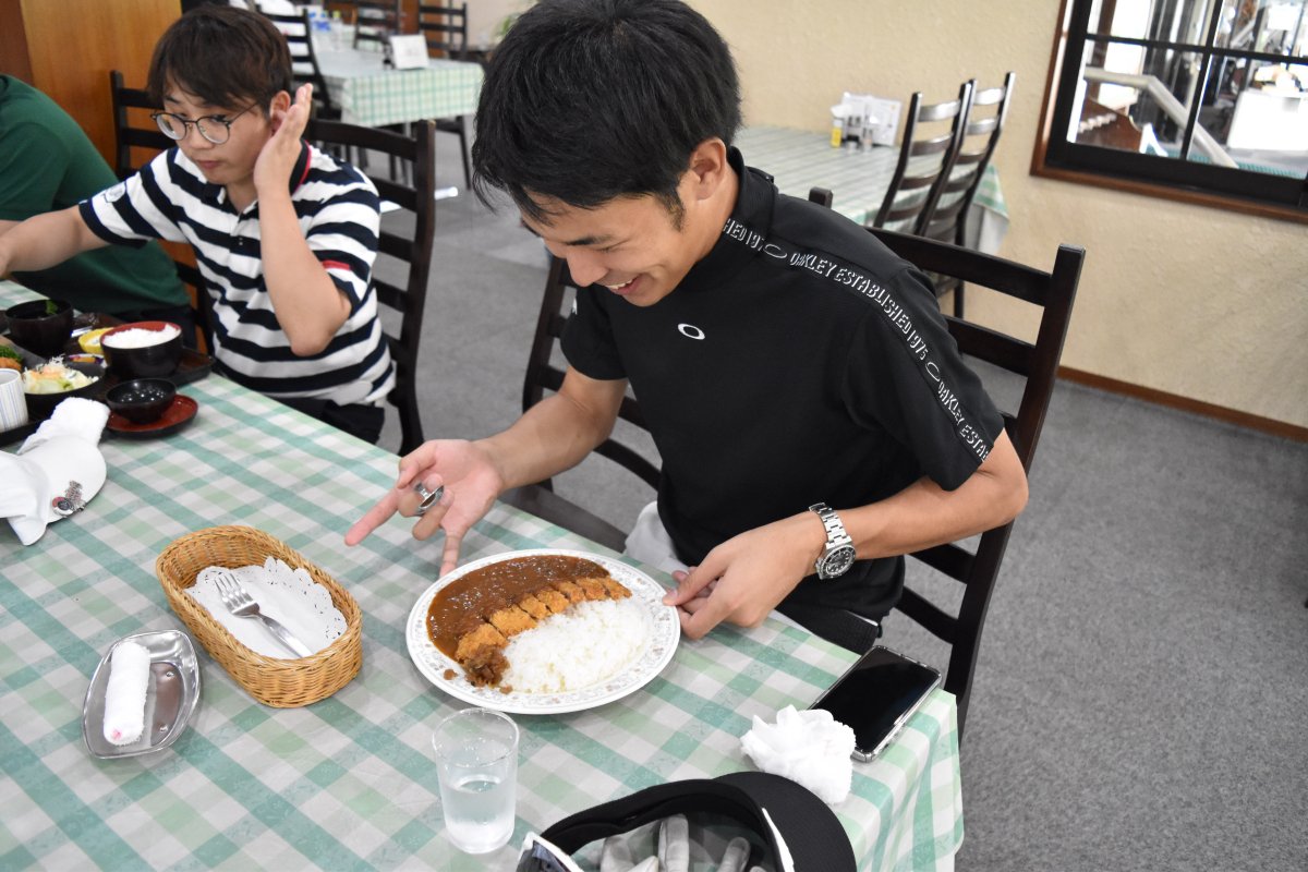 りょうはカツカレー。