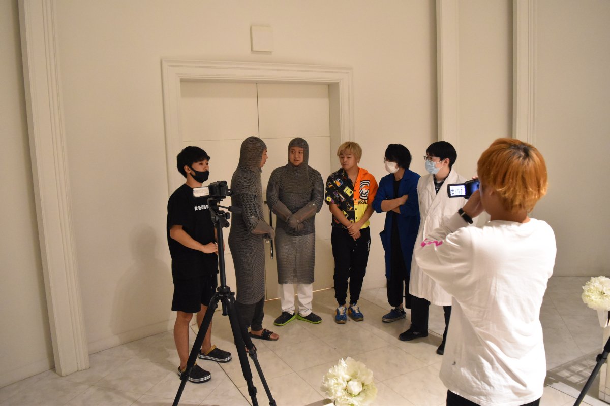 離れて見るとシスター(男)。