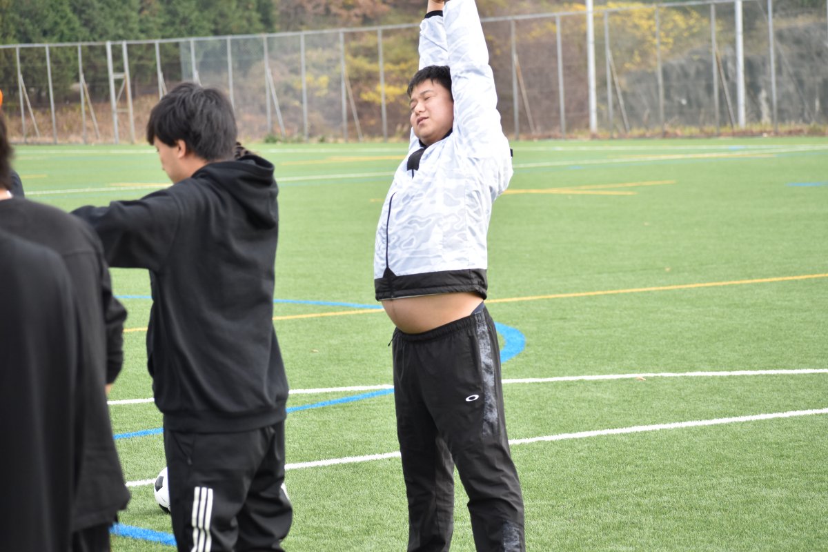 腹チラ。