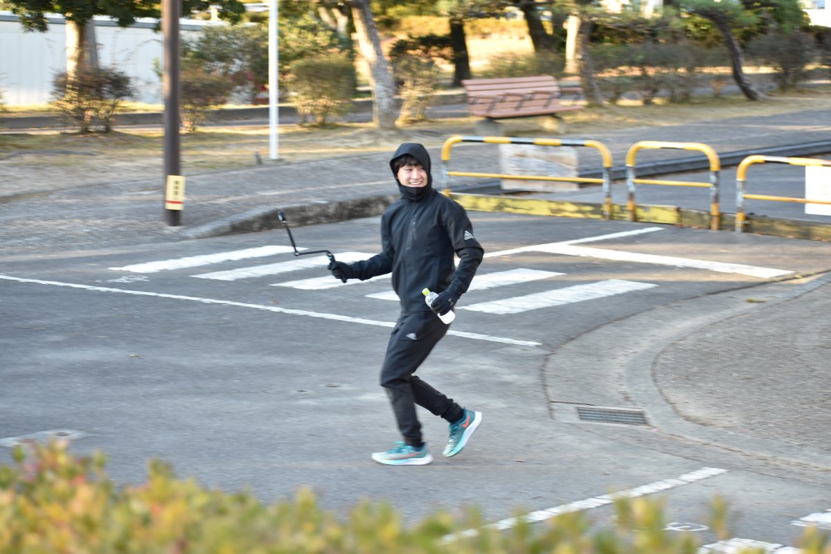 隙をついて舞い降りる。