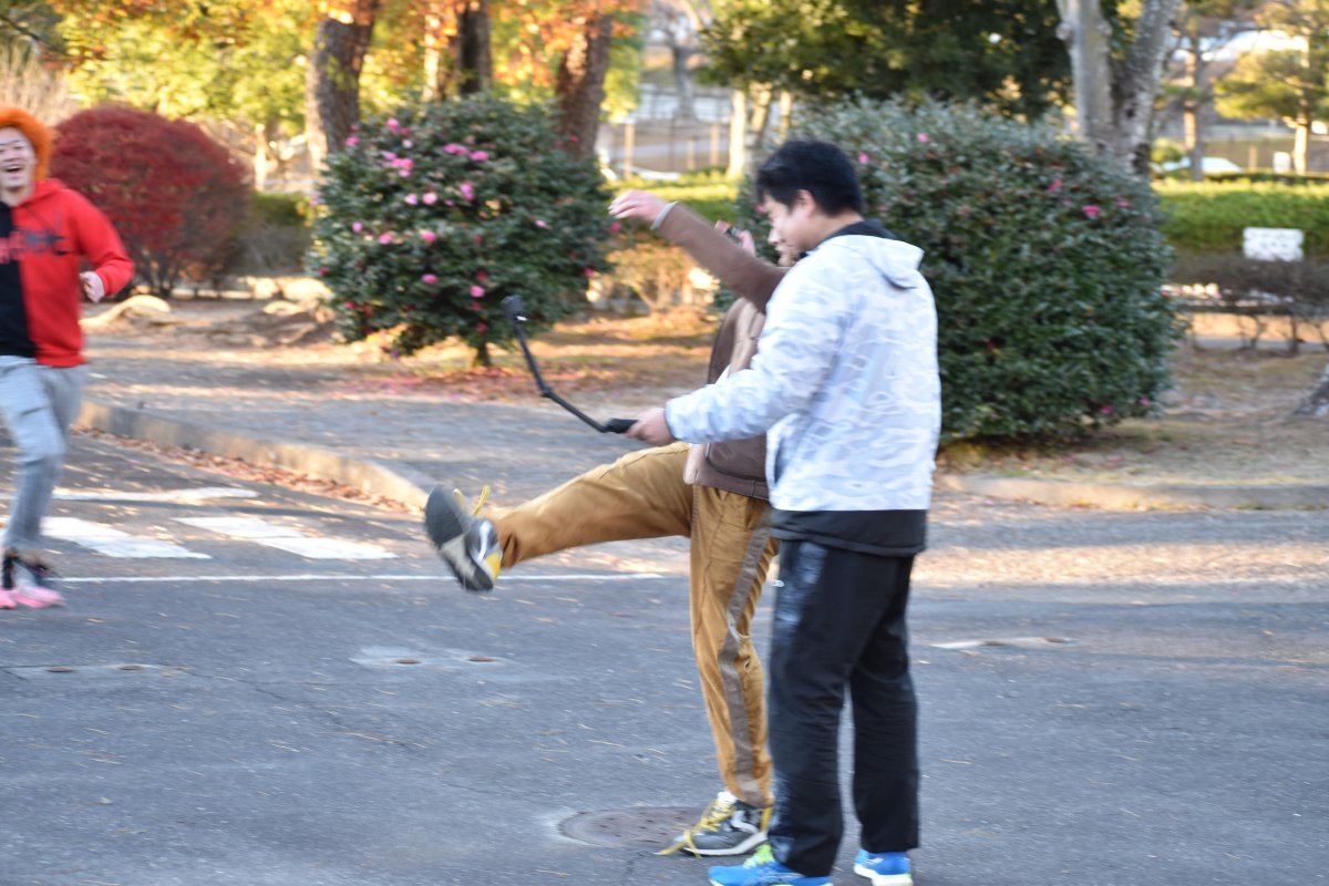 ふり絞って蹴りに行く。