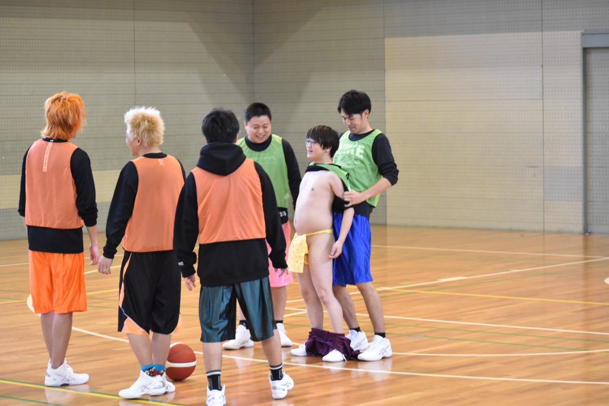 容赦のない十字架とチームメイト。