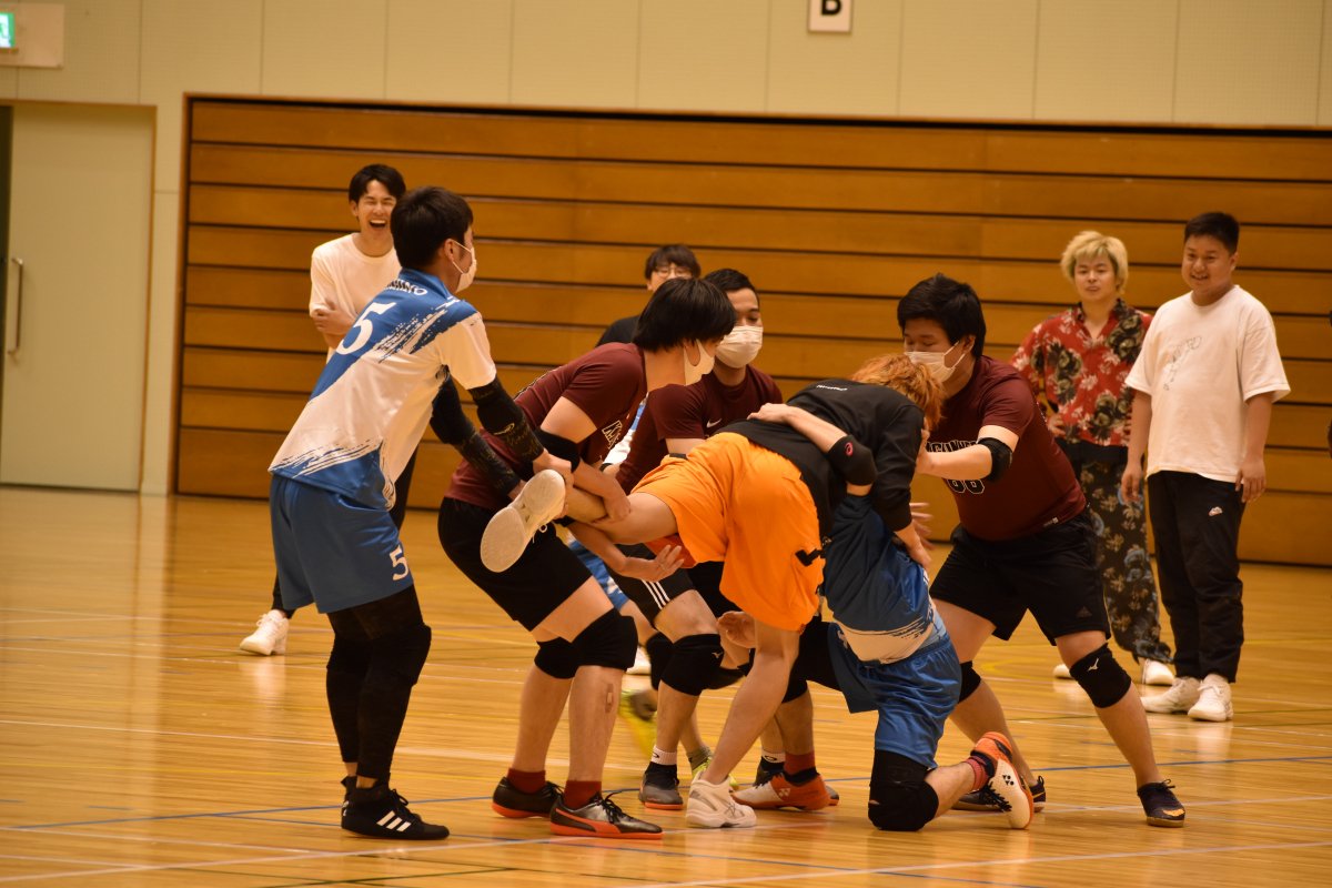 即囲まれる。