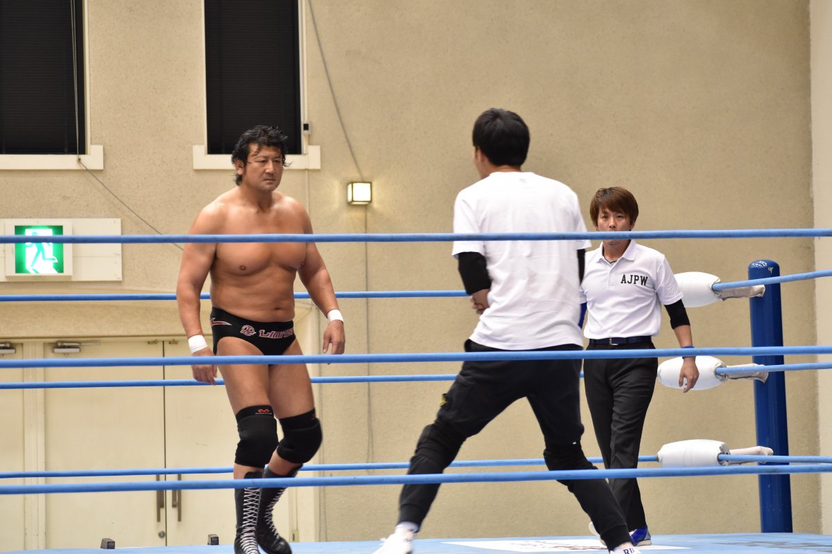 逃げる。