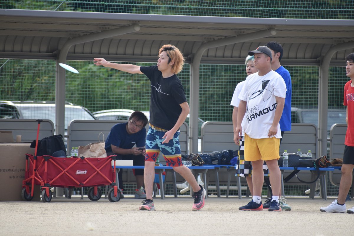 投げる。