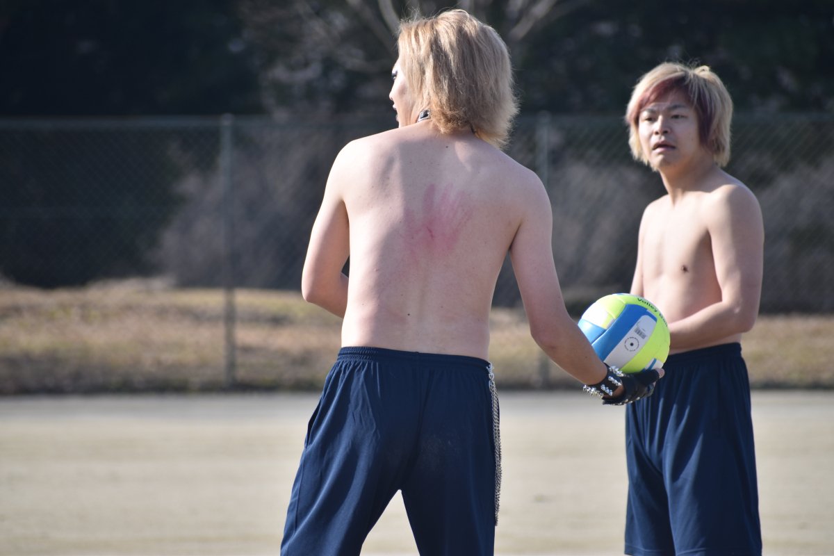 背中には張り手の跡。