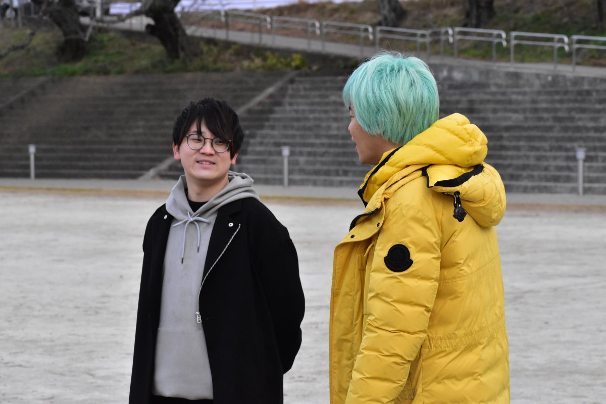 実況席はかなり離れています
