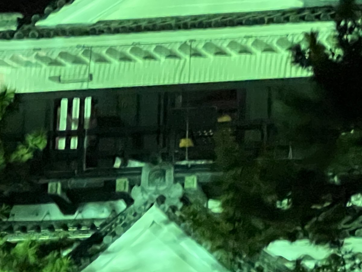 布団の角が少し見えます。