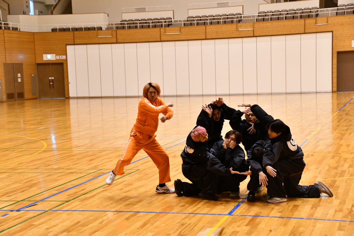 バックダンサーの形に注目！