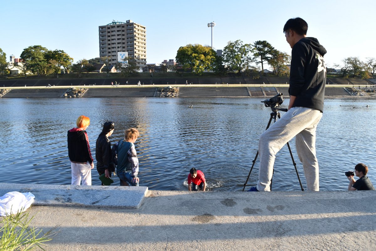 東海オンエアの水上歩行実験動画を支援しました 新着情報 岡崎フィルムコミッション