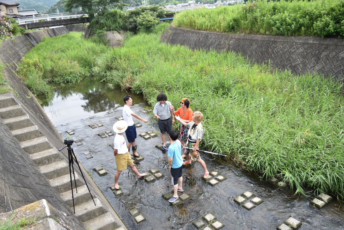 東海オンエアの 川遊びで魚捕り 動画を支援しました 新着情報 岡崎フィルムコミッション