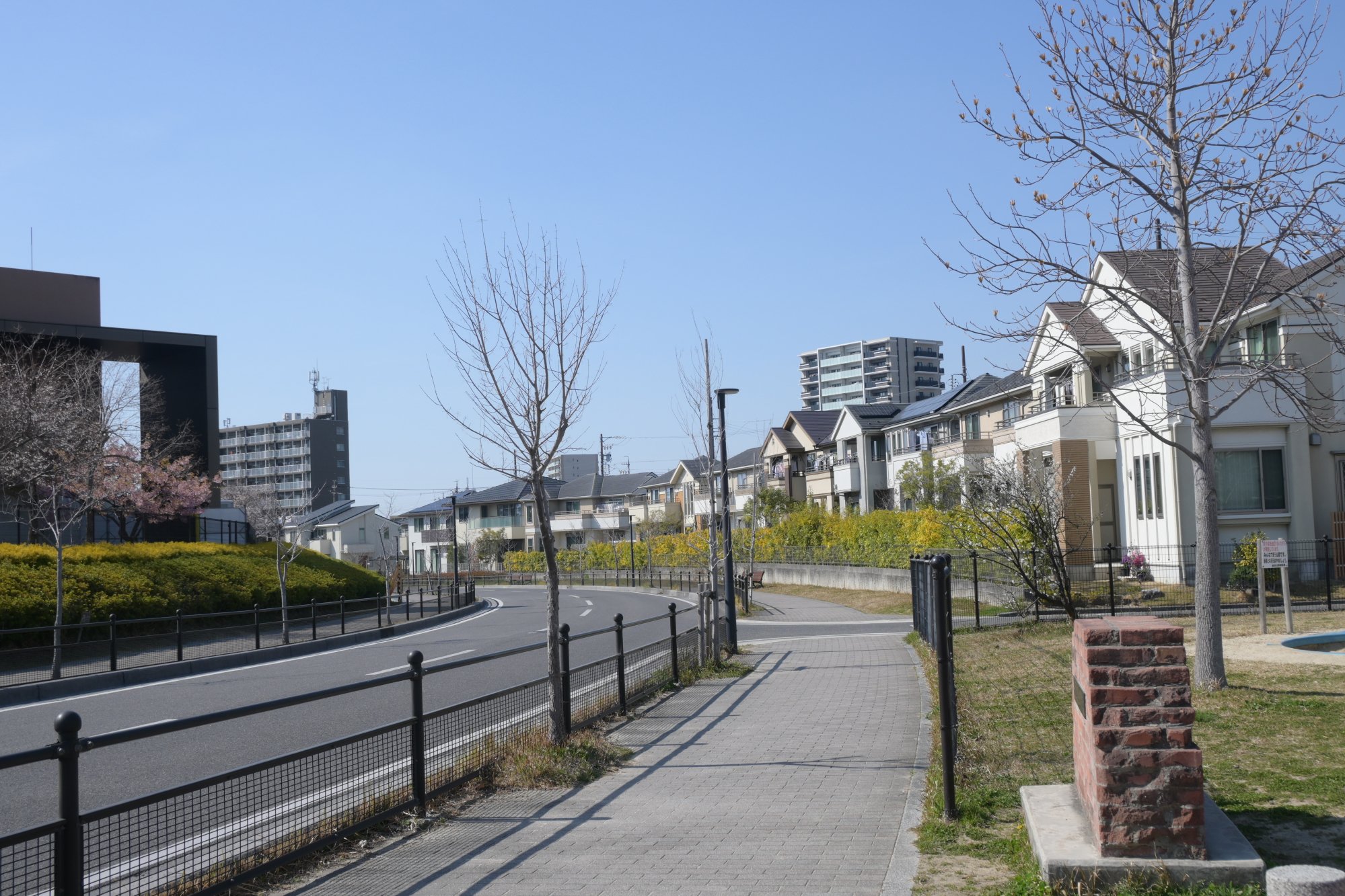 街並み（春先の丘）