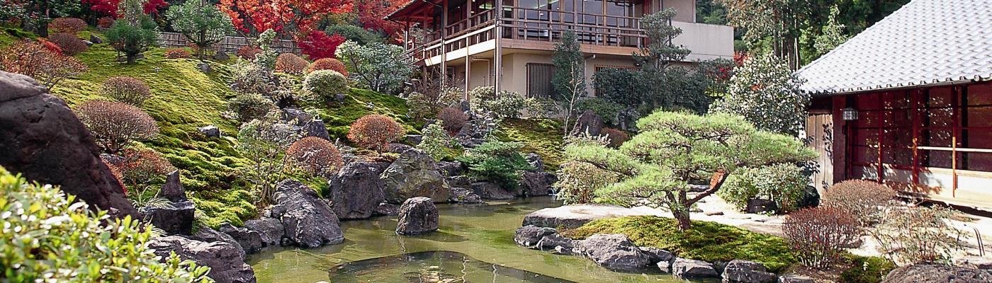 電柱・電線のない「日本庭園」があります。
